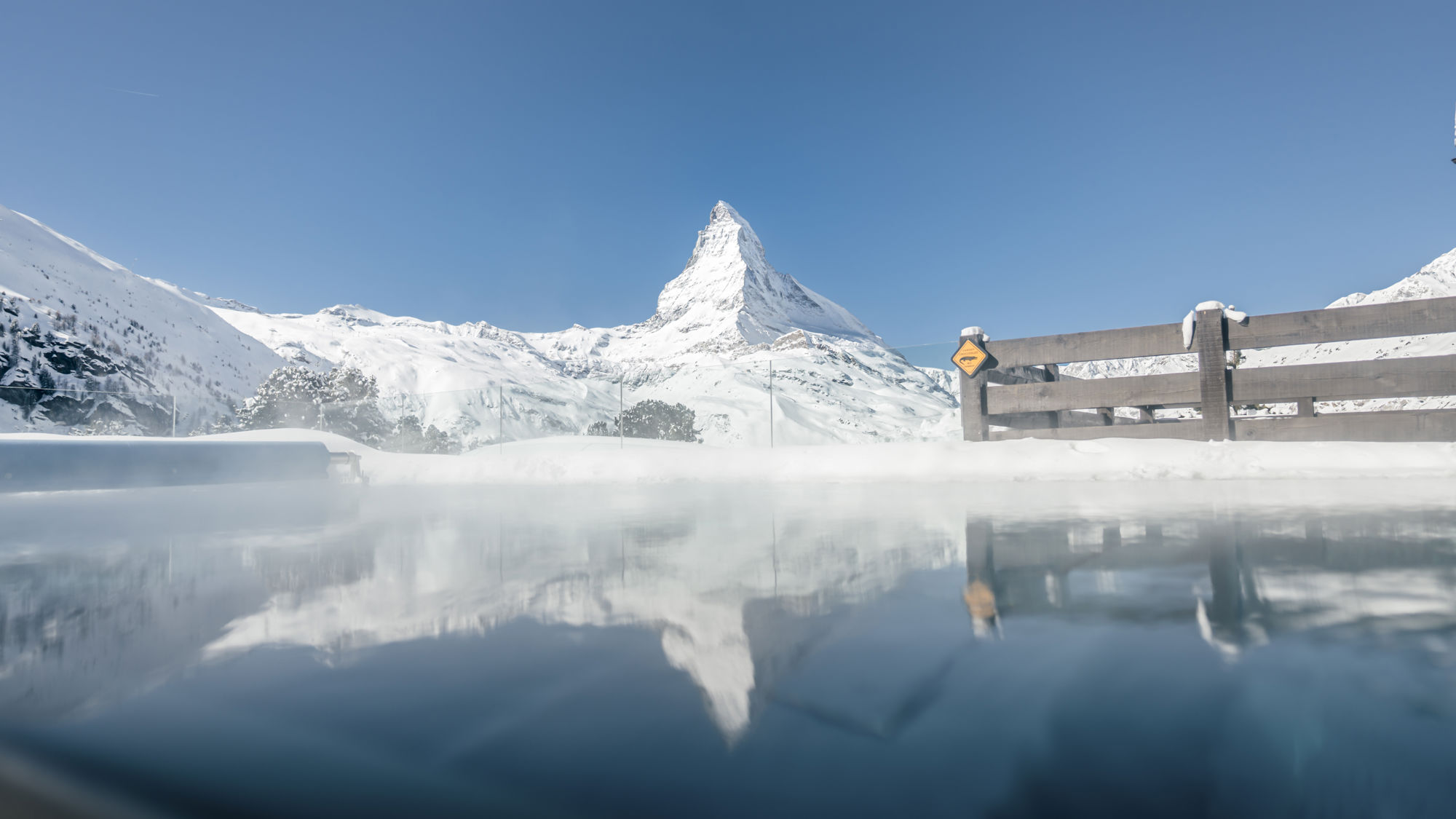 riffelalp-resort-spa-2222m-piscine-exterieure-miroir-01.jpeg
