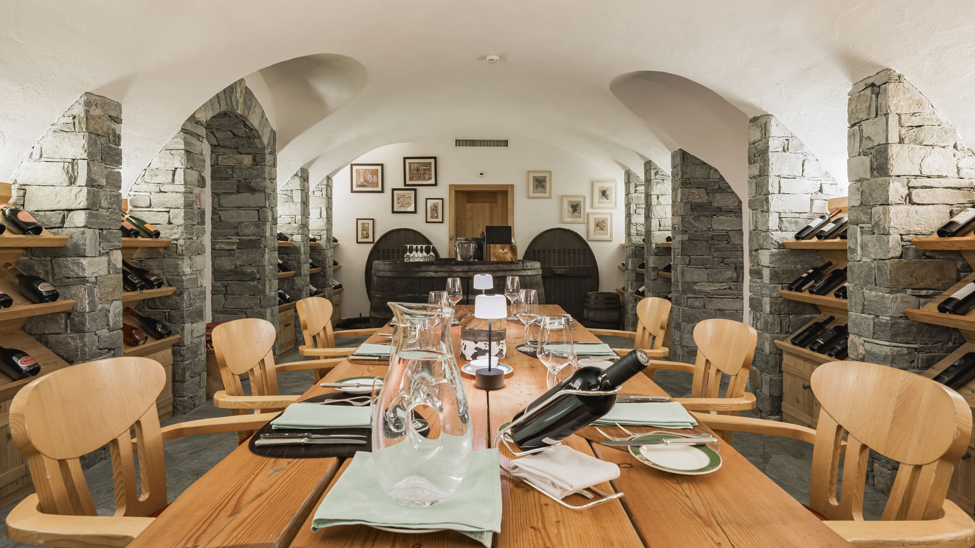 riffelalp-resort-vinothek-table-dressee-bouteille-vin-01.jpeg
