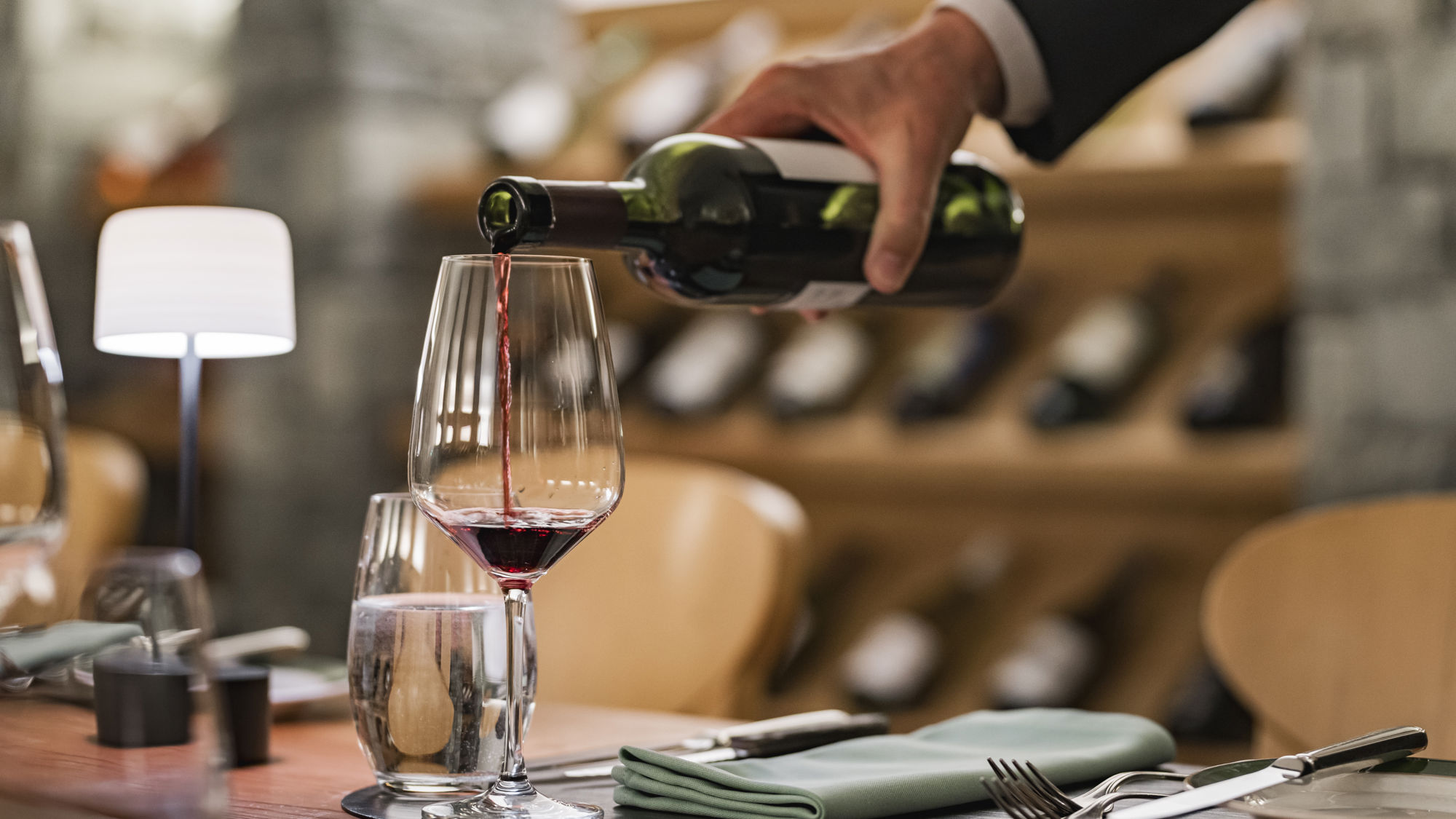 riffelalp-resort-vinothek-service-verre-vin-01.jpeg