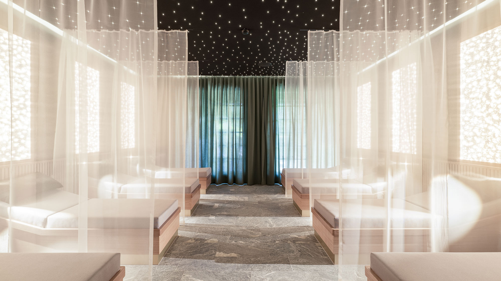 riffelalp-resort-spa-2222m-espace-detente-lumineux-01.jpeg