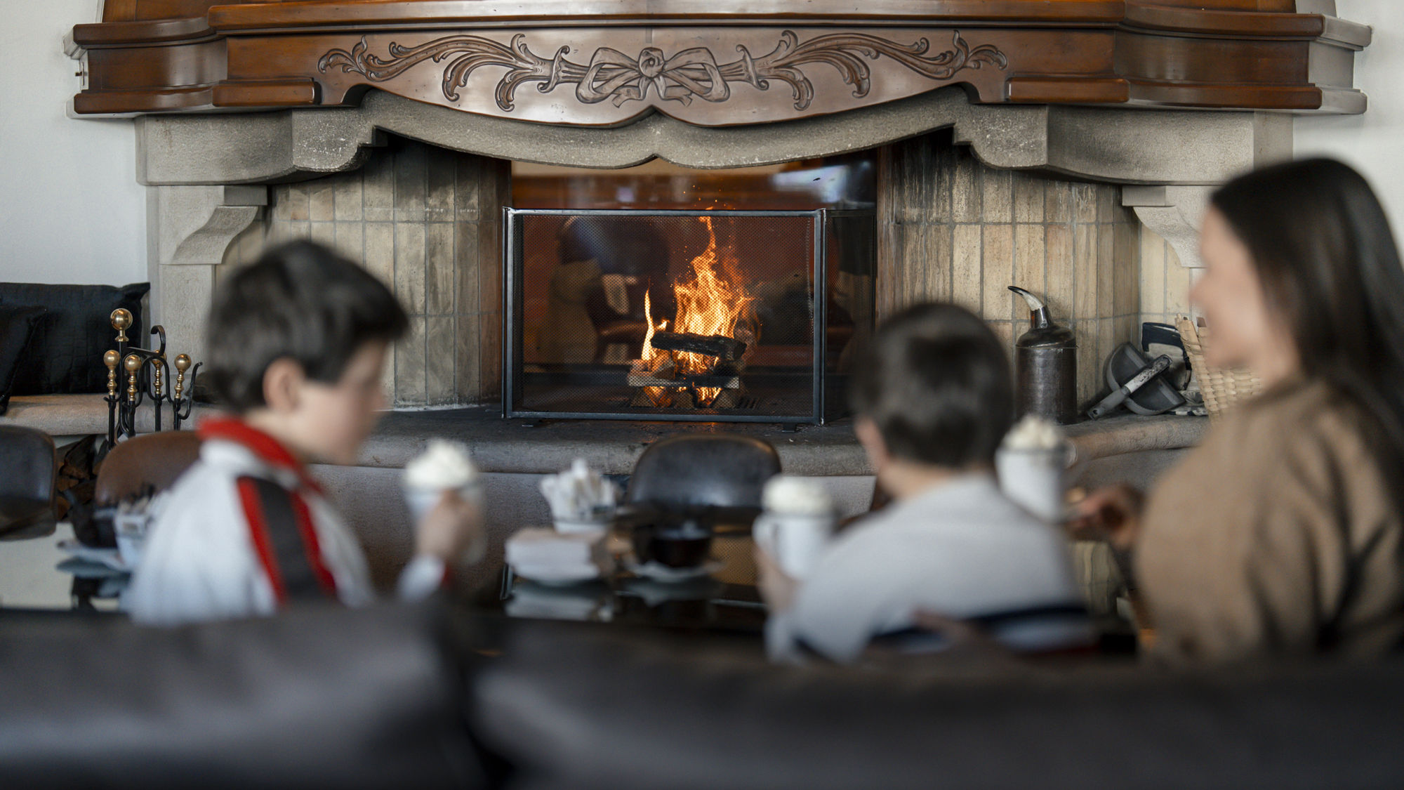 riffelalp-resort-bar-2222m-salon-cheminee-hiver-famille-01.jpeg