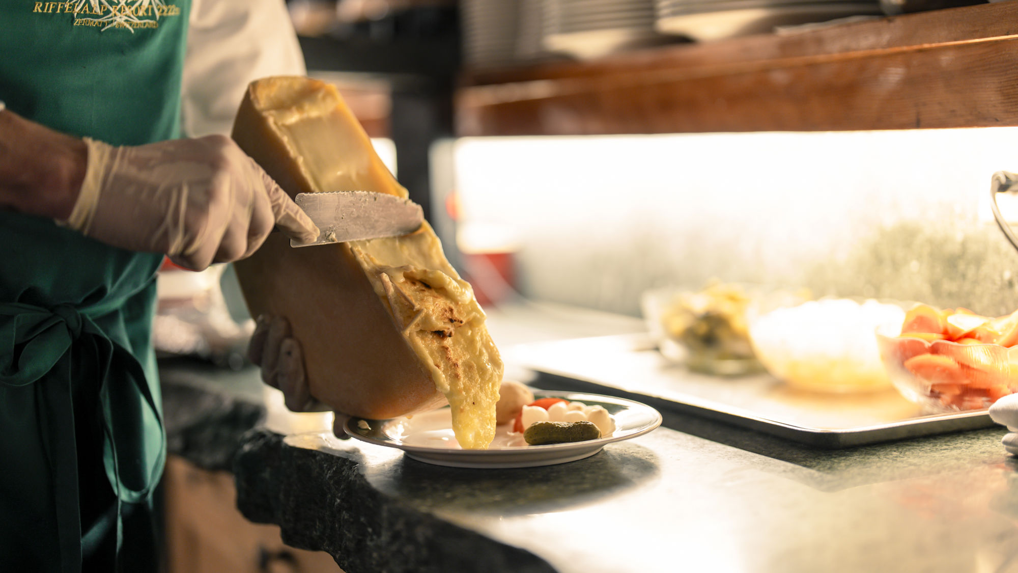 riffelalp-resort-walliserkeller-raclette-service-01.jpeg