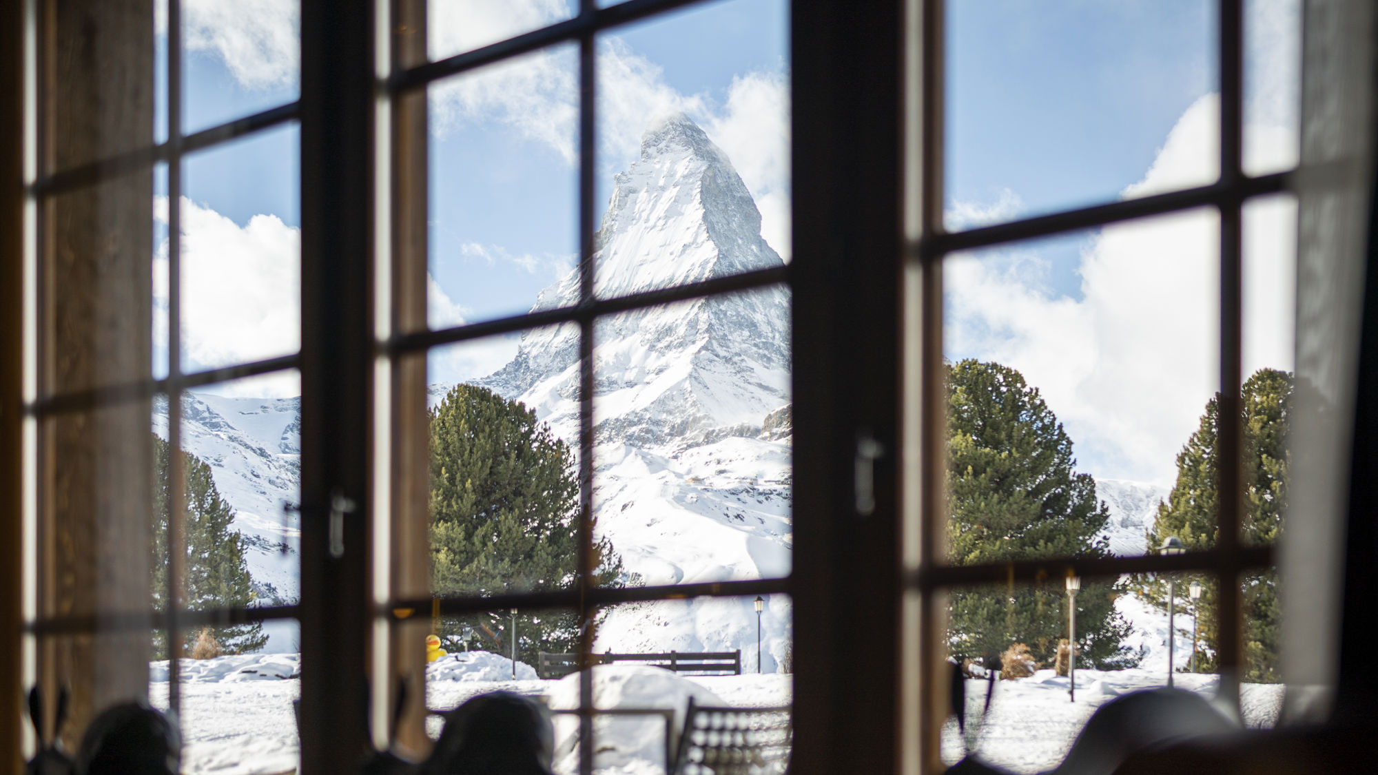 riffelalp-resort-bar-2222m-baies-vitrees-hiver-01.jpeg