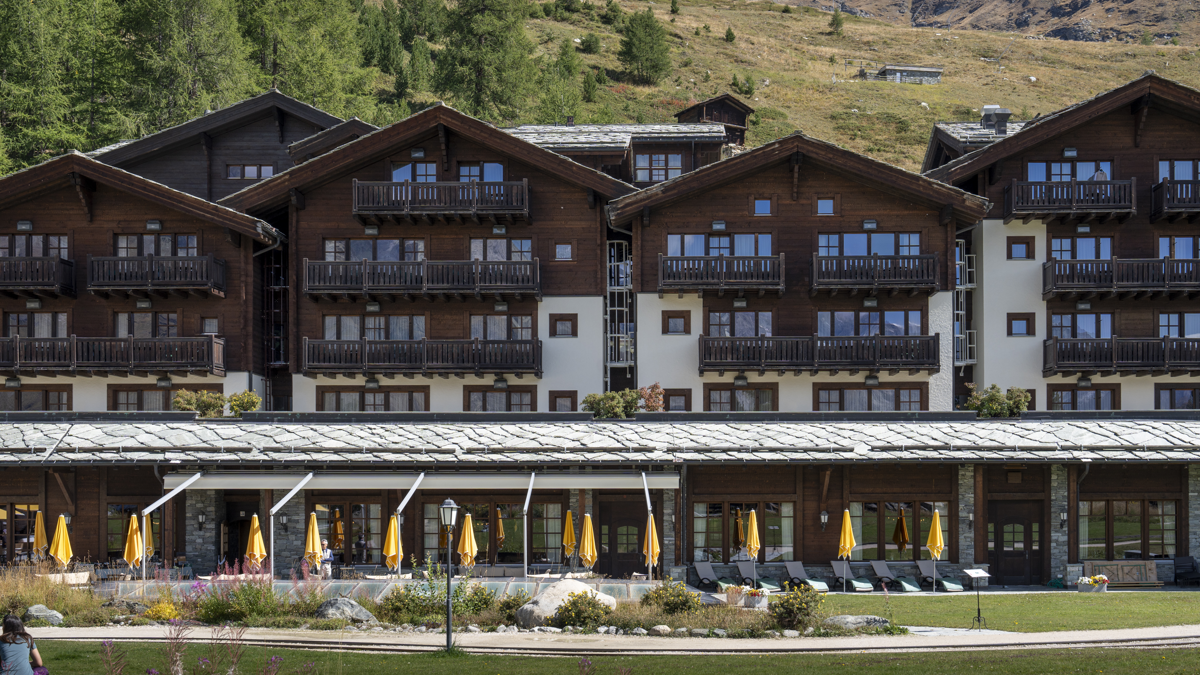 riffelalp-resort-facade-ete-01.jpeg