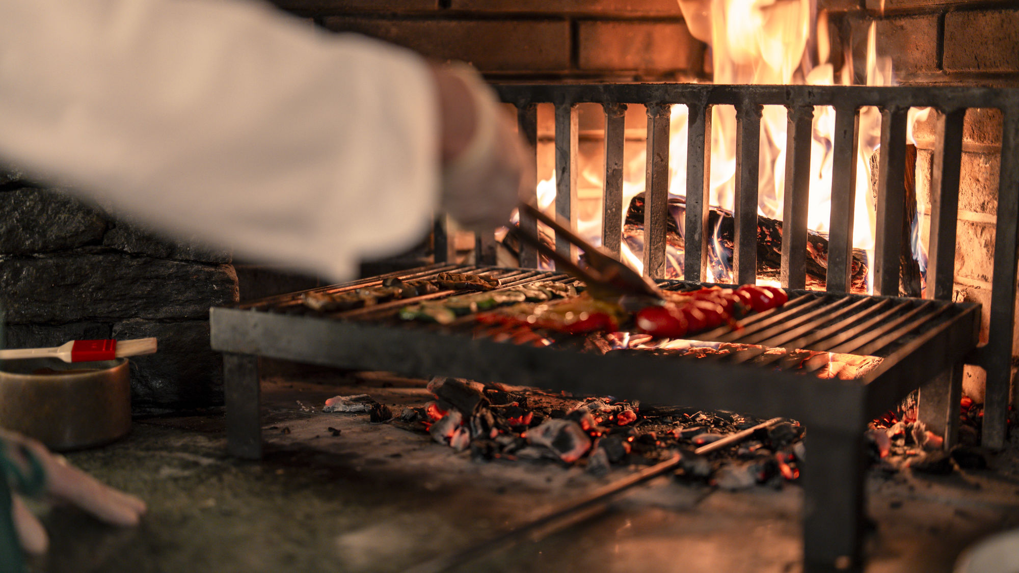 riffelalp-resort-walliserkeller-grill-feu-bois-01.jpeg