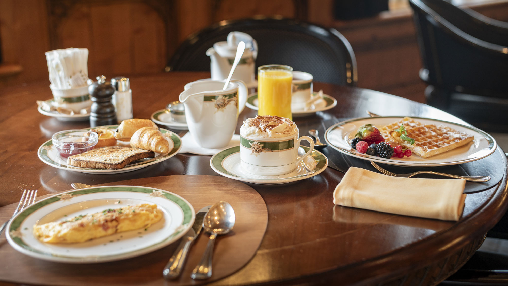 riffelalp-resort-restaurant-alexandre-petit-dejeuner-table-garnie-01.jpeg