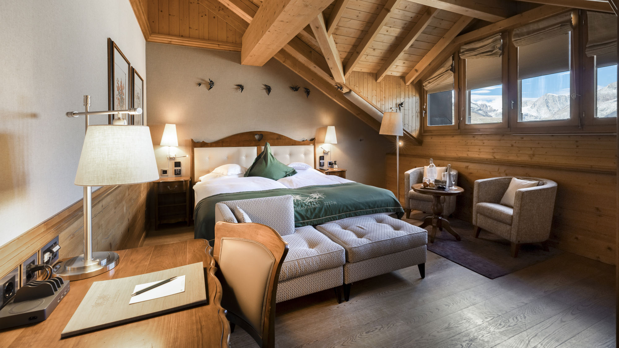 riffelalp-resort-cosy-junior-suite-lit-salon-bureau-02.jpeg