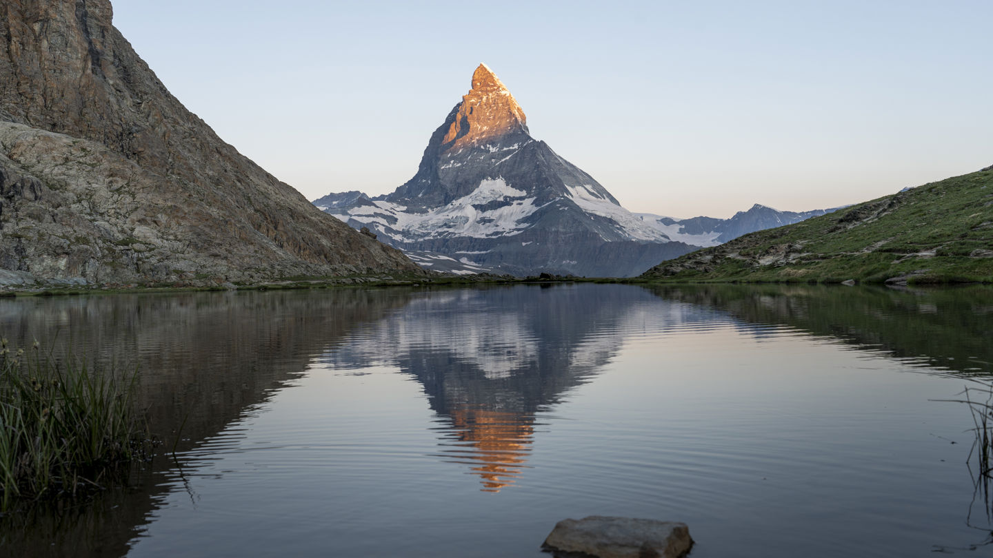 Le Cervin se reflétant dans un lac d'altitude près du Riffelalp Resort 2222m à Zermatt, hôtel de luxe 5 étoiles dans les Alpes suisses offrant des paysages iconiques, des vacances d'été et des expériences nature exclusives.